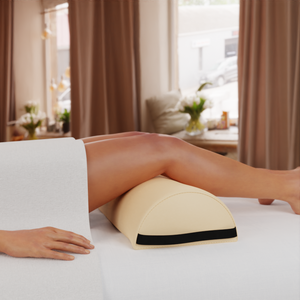 Zen Massage Ware, große Halbrolle Lagerungskissen, Farbe beige, Nutzungsszenario Knie