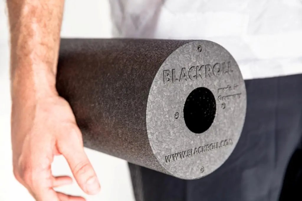 BlackRoll Standard Faszienrolle, Farbe schwarz, Groessenvergleich