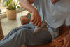 Hyperice Hypervolt 2 Massagepistole, Anwendnung am Oberschenkel bei einem Mann