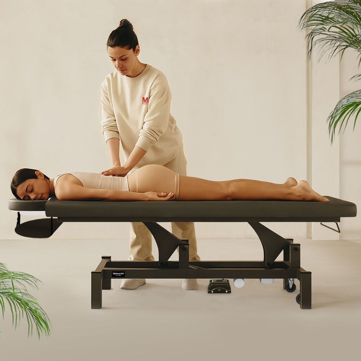 Massageliege elektrisch, Massunda Basis, Farbe dunkelgrau, Ambiente Behandlung