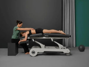 Naggura NRUN 5 Evo, elektrische Therapieliege, Ambiente Therapeut und Klient